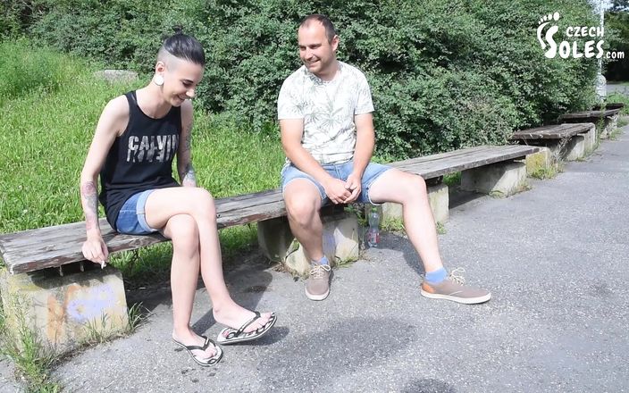 Czech Soles - foot fetish content: Pegando menina com dedos longos sensuais em chinelos