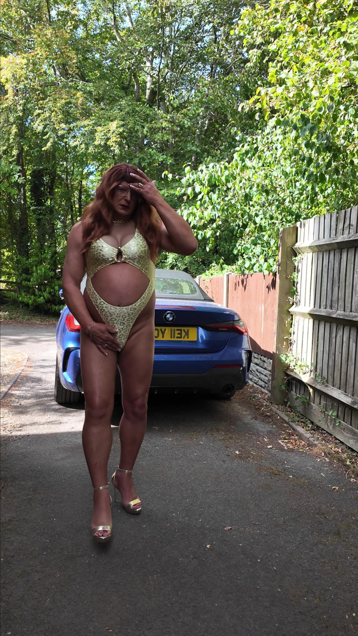 Kellycd2022: Sexy Crossdresser Kellycd2022 in My White and Gold Swimsuit and...