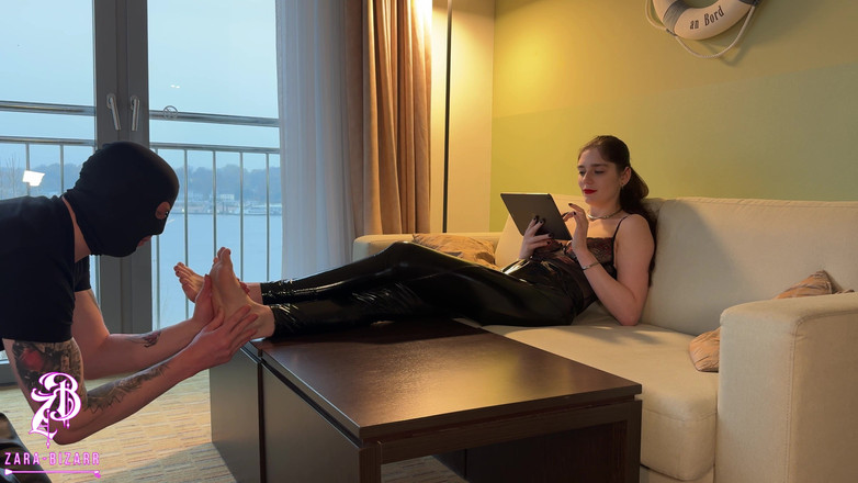Zara Bizarr: Nô lệ chân trong khách sạn