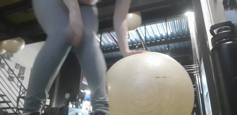 Candy Camille: Azgın kız spor salonunda çıplak fışkırtıyor