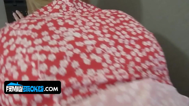 PervMom: Peituda curvilínea madrasta Dana Dearmond seduz e fode seu sortudo...