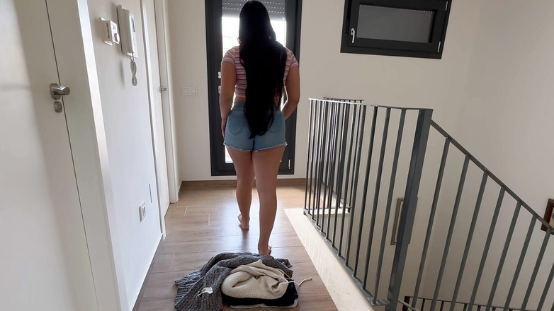 Sashasweet: メイドは空中で彼女のコックでゲストを捕まえ、機会をつかむ