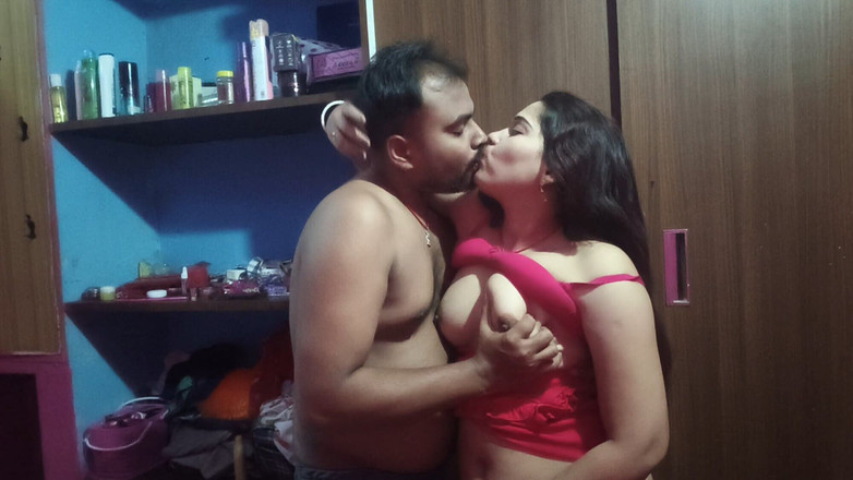 Sona bhabhi: उत्तेजित भारतीय देसी प्रेमिका अपने प्रेमी द्वारा चुंबन और चुदाई कर रही है