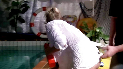 Mature Climax - 100% Mature Videos: Ładnie wyglądające dojrzałe ssie i pieprzy się w basenie