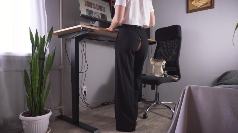 Teasecombo 4K: Une secrétaire travaille dans un pantalon déchiré