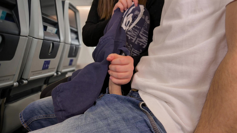 Marshmallow Sweet: 비행기에서 공공 자지 깜박임 - 나는 비행 중 위험한 핸잡을 사정할 수 있게 했습니다.