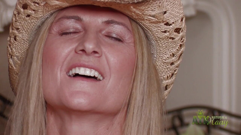 ATK Hairy: ホット騎乗位ソロタイム