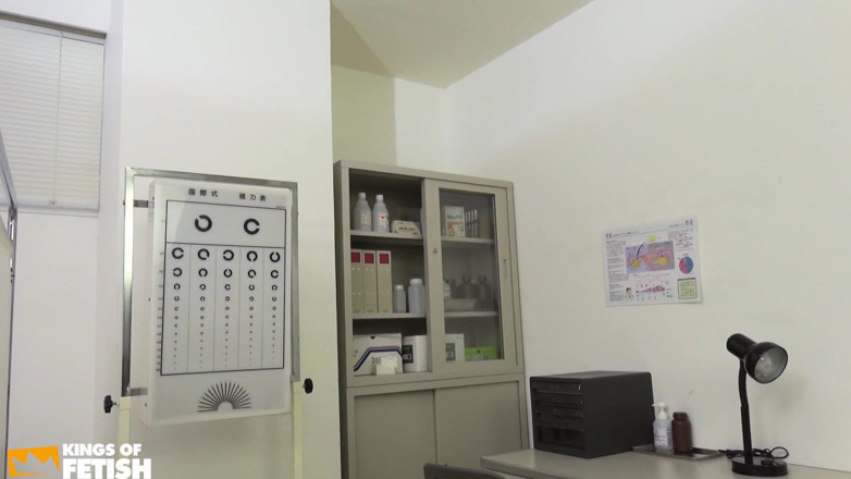 Pure Japanese adult video ( JAV): Doctorița japoneză excitată suge pula păroasă a pacientului înainte de a înghiți încărcătura...