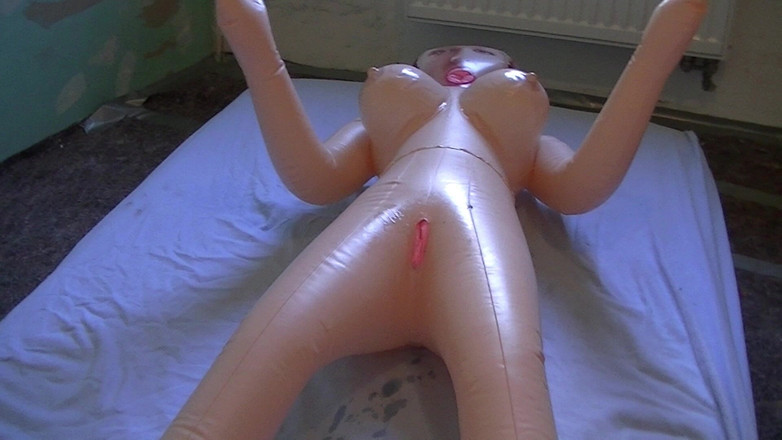 Mark Hannes: Sexdoll Mandy ontmaagding masturbatie met twee orgasmes