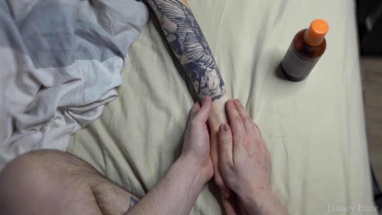 Honey Haze: Stepdaughter Hand Massage Turns Into a Handjob. Honey Haze