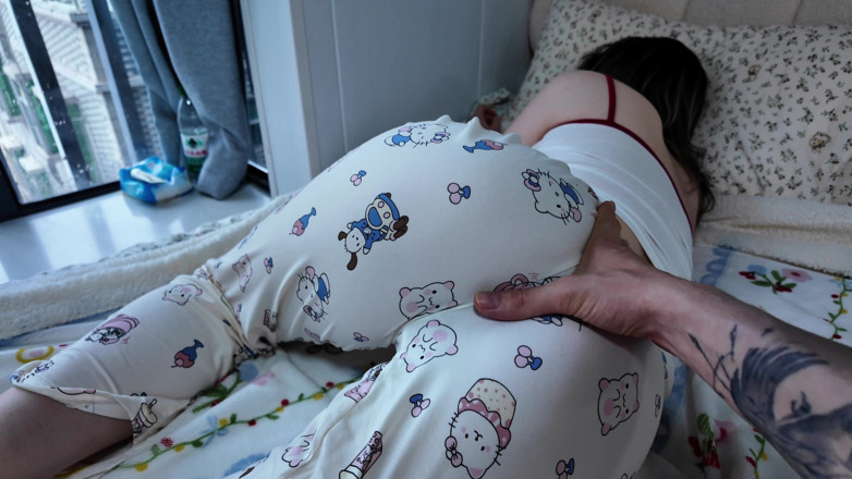 Lina August: Sorellastra assaggia il mio cazzo per la prima volta