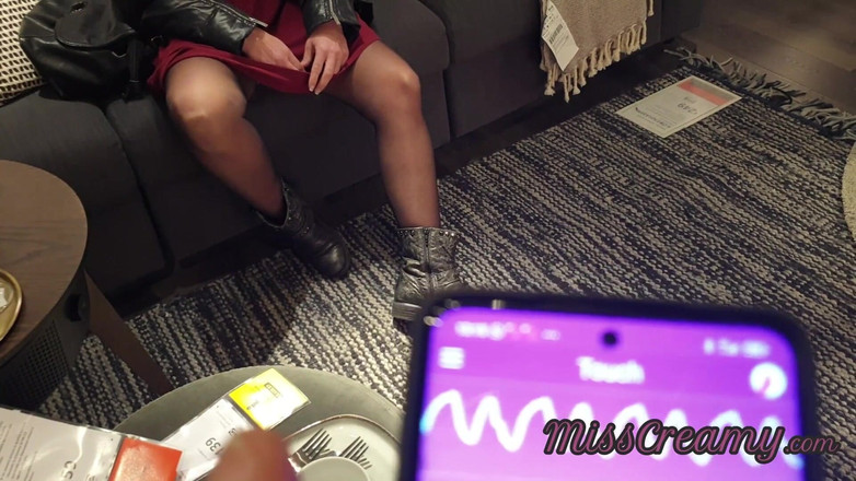 Miss Creamy: Public Flash - शॉपिंग सेंटर में रिमोट टॉय के साथ महिला चरमसुख - रसीली के साथ कंट्रोल टीचर की चूत