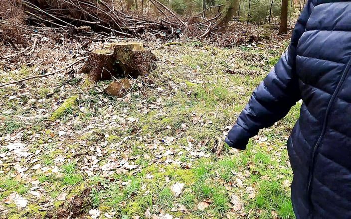 Bouncy Tits Action: Klämmor på Labia som går genom skogen