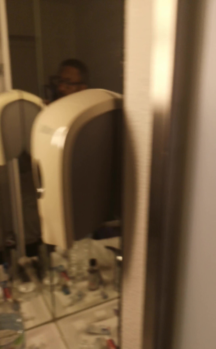 Amadeus: Mostrati la mia camera e poi andando a Parigi domani...