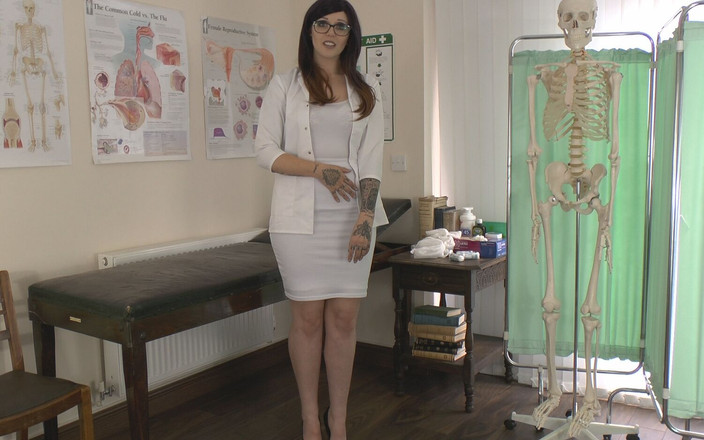 St Mackenzie's Archive: Miss Hendrix बताती है कि आपका छोटा लंड कितना अपर्याप्त है