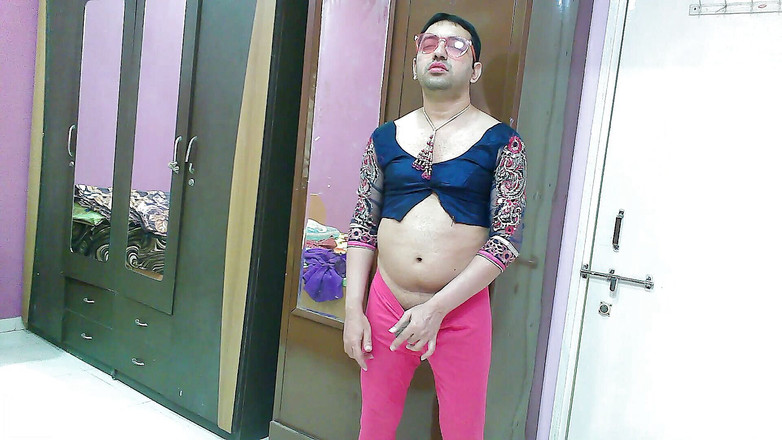 Cute & Nude Crossdresser: चड्डी और धूप के चश्मे के साथ टॉप में प्यारी बहिन क्रॉसड्रेसर फेमबॉय स्वीट लॉलीपॉप।