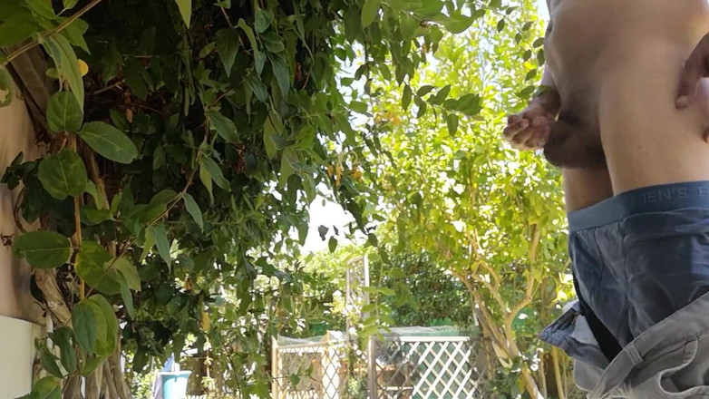 Rafael Torreano: Pria hot ini lagi asyikan ngocok di taman umum