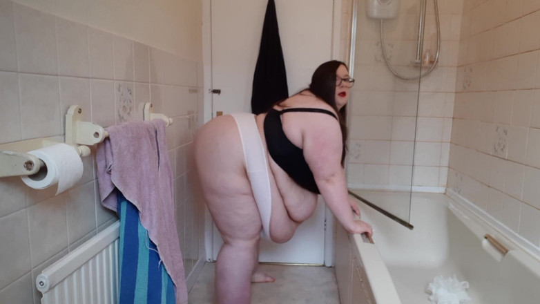 SSBBWLadyBrads: SSBBW Stretch exercise in bra &amp; thong