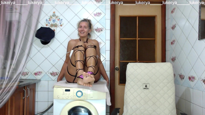 Lukerya: Lukerya încearcă o rochie roz făcută manual pe corpul ei