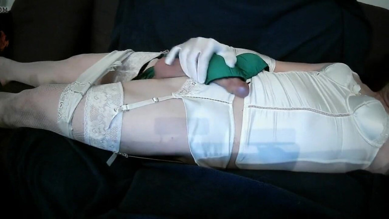 Leatransteen: Masturbate and cum in green bra