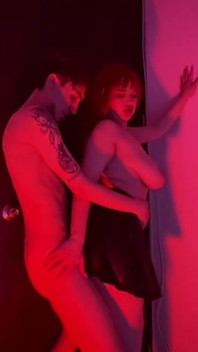 Berambut Merah Menari Di Pesta Berakhir Dengan Saya Di Kamar Mandi Klub Malam