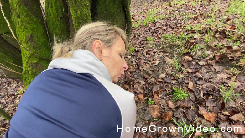 Homegrown Big Tits: Amatör knullar i skogen