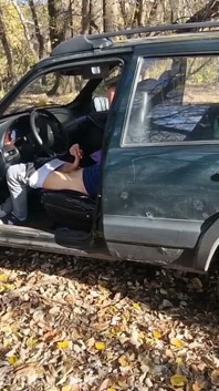 Špehoval jsem hetero chlapa, zatímco si honil svůj obrovský penis v autě a dal mu ruční práci.