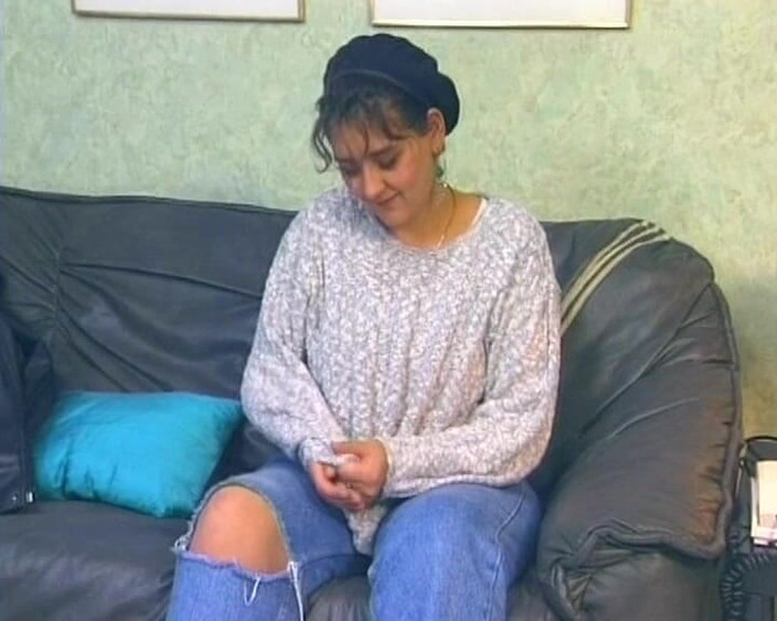 Deutsche Frauen: Prsatá německá děvka si prstí kundu