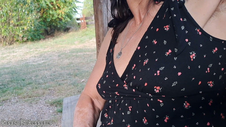 Sandra Falkenhauer - The Pissing Milf: Раптове бажання під час прогулянки