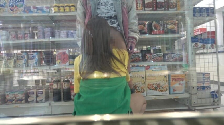 CherryBONBON: Kontak Mata Terlalu Banyak di Toko Serba ada ini