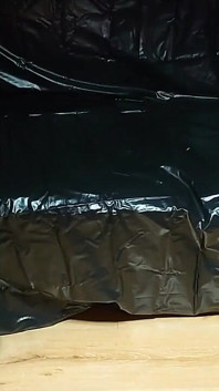 Dieses mal hatte ich für meinen sklaven keine Gnade. Ich nahm seinen kleinen schwanz aus seiner hose und fesselte ihn
