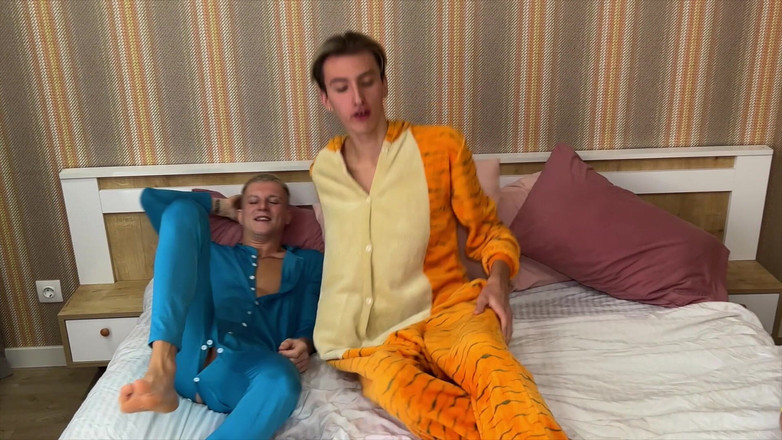 Sandro Jenner: Tre ragazzi carini scopati duramente senza preservativo ad un pigiama...