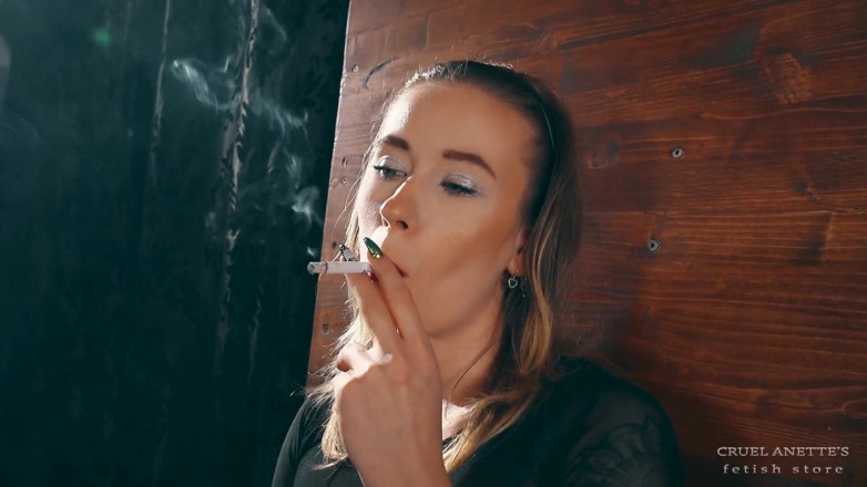 Cruel Anettes fetish world: Smoking close up