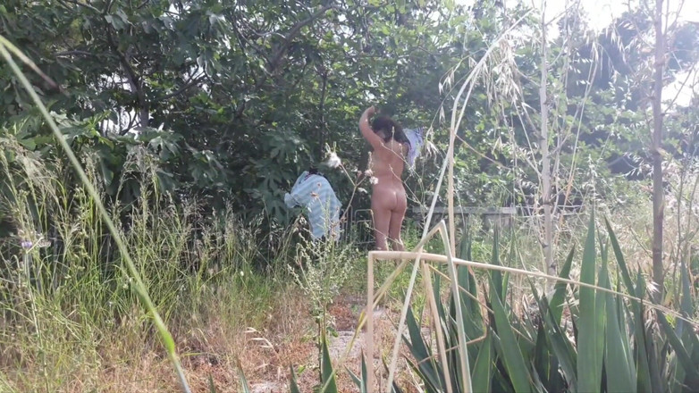 ExpressiaGirl: 我拍摄了一个女孩换衣服，她看到了我，但没有介意。