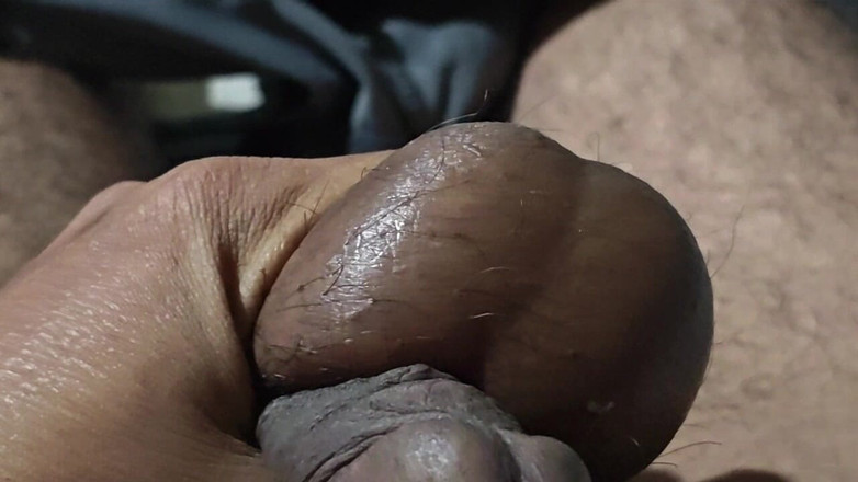 Hot Chilli 2025: Behaarte papi spielt schwanz im schlafzimmer.