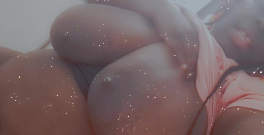 AngelMoca: Jsem tak nadržená kočička Šel jsem do koupelny a vzal video...