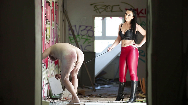 Lady Luciana Di Domizio: 在 coridor 鞭打