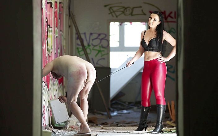 Mistress Luciana di Domizio: Whipping in the coridor