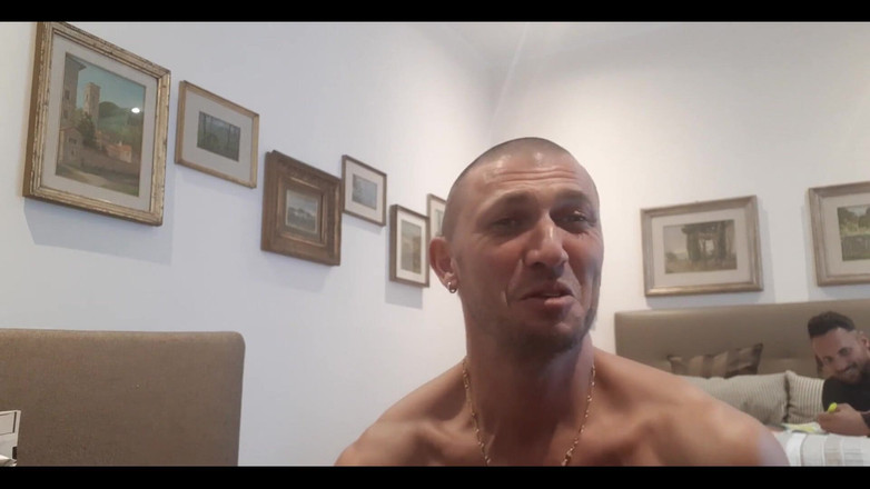 Boy jerking off: Этот мужик шлепает мою задницу