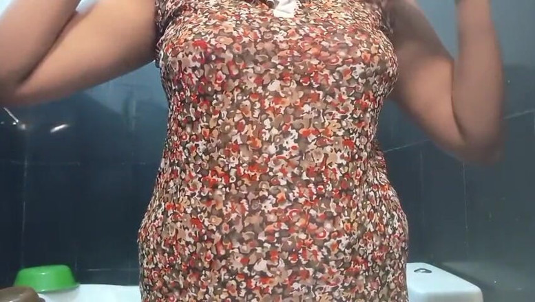 Anne White: Memek cewek sange ini dientot habis-habisan di kamar mandi sampai...