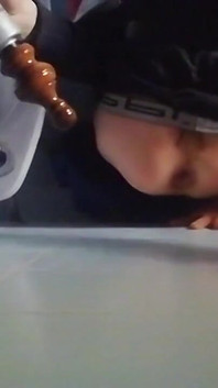 Chico le ató las piernas y abre su culo apretado