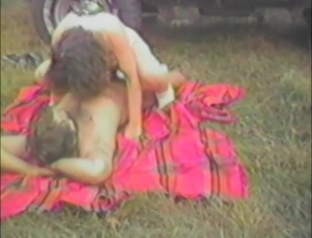 Homegrown Wives: Brunette met kleine tieten neukt en gebruikt dan haar dildo