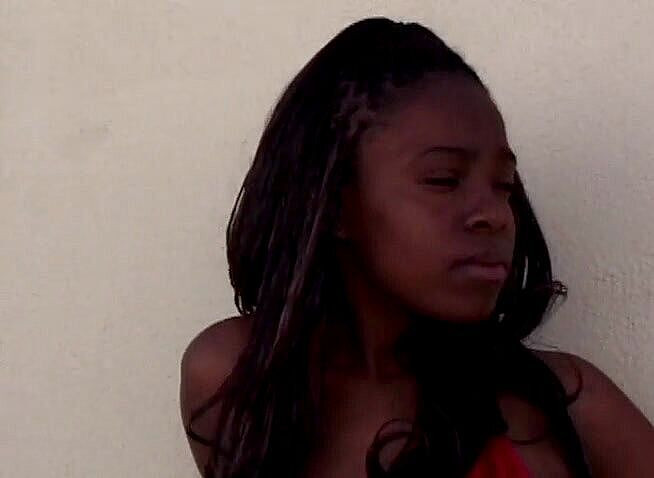 Alfacontent: Geile blanke kerel hongert naar deze zwarte kont