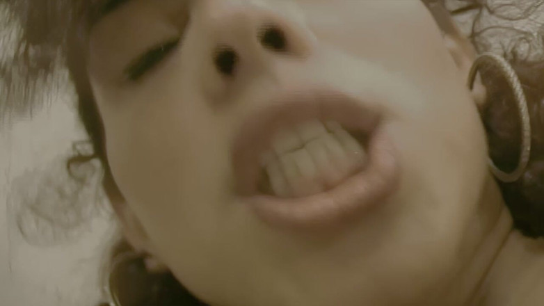 TGIRL ROOM: Um pirulito no cu do trans antes de foder ele...