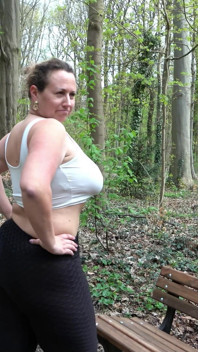 Jongen verleidt Duitse weelderige bbw-rijpe Kathy diep om zijn lul op een openbare plaats te zuigen