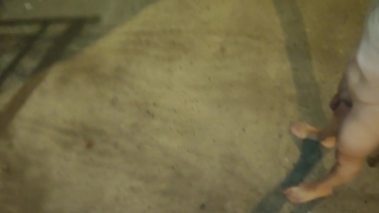 Dan Eagle: 街上的裸体撒尿