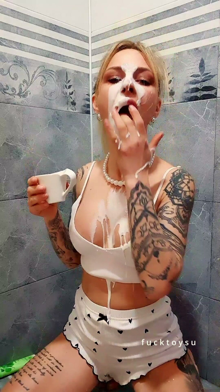 fucktoysu: Sesiune solo intensă: dildo realist adânc în gât călărire solo punctul...