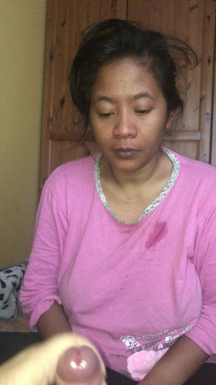 Megacute9999: Puta indonesia chupa polla y recibe un enorme eyaculación en...