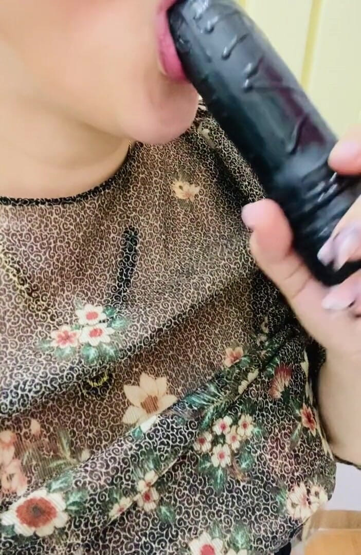 Preciusrouss49: I put the vibrator under my clothes