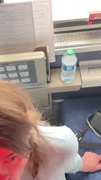 La ragazza amatoriale si scatena sul treno